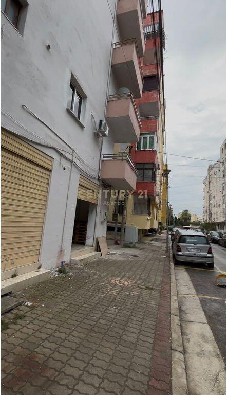 Ambient Komercial Për Shitje në Plazh Hekurudha, 20 m nga deti Durrës