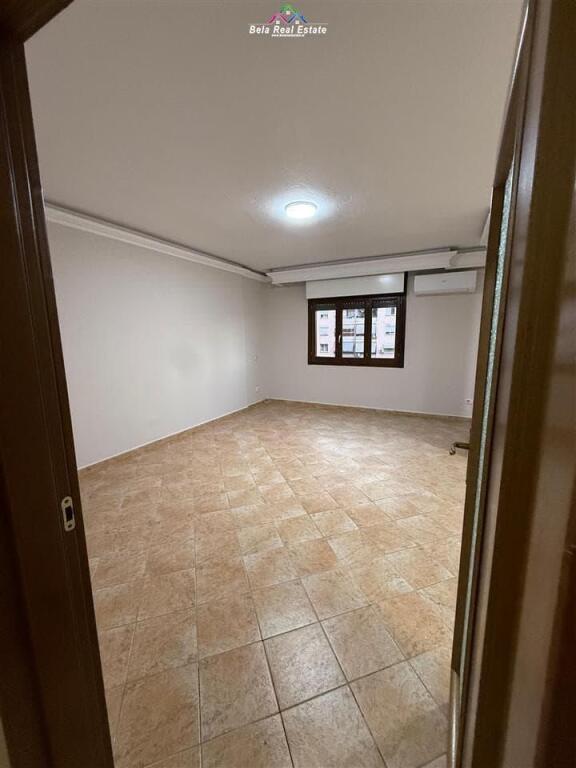 Zyre me Qera Tek Komuna e Parisit (ID BZ2751) Tirane