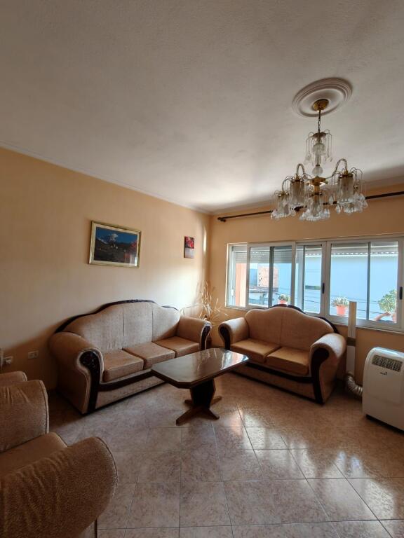 600 € / në muaj me parkim te perfshire