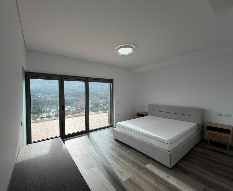 Vile 3-kateshe per qira ne rezidence fare prane TEG