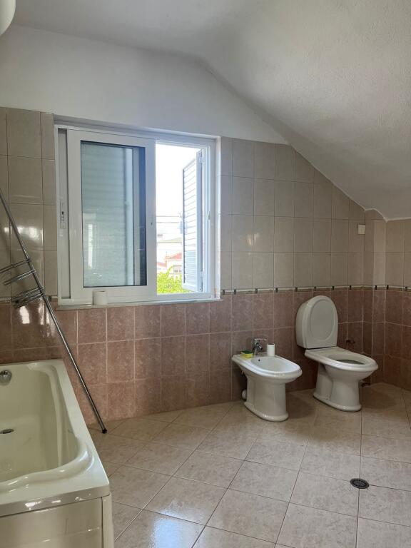 Vilë me qira pranë lagjes Ali Demi