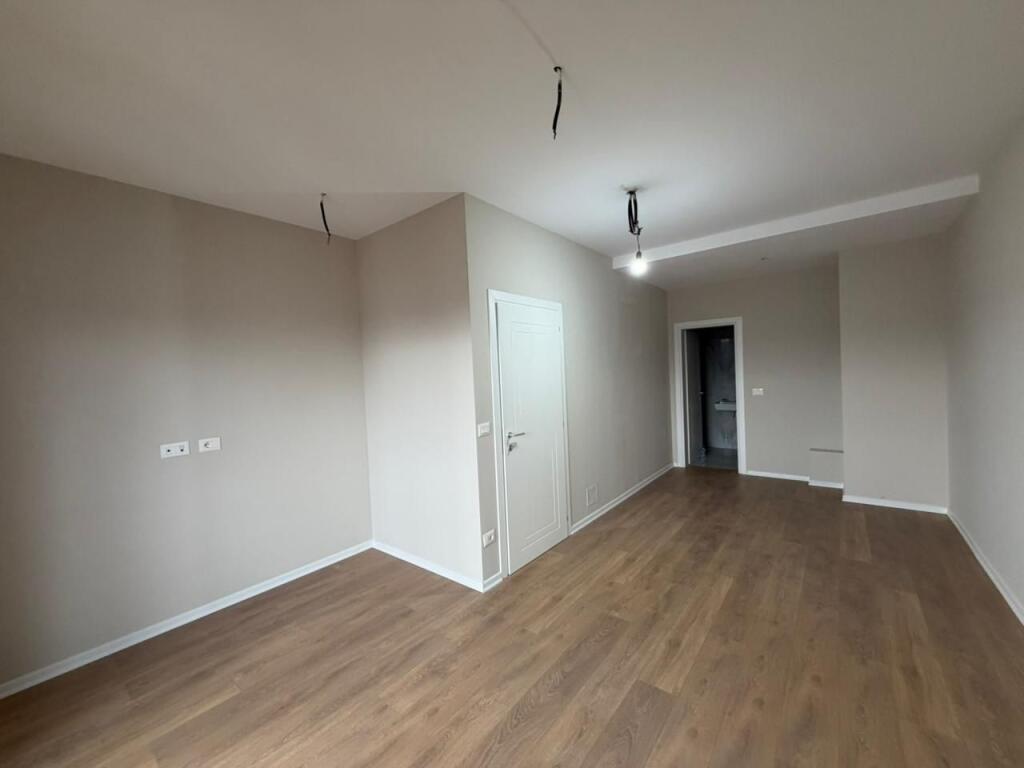 Ambient zyrash per qira tek Garden Building Residence ne rrugen e Kavajes.