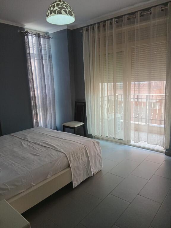 Shitet apartament 1+1 në zonën e Shkëmbit të Kavajës.