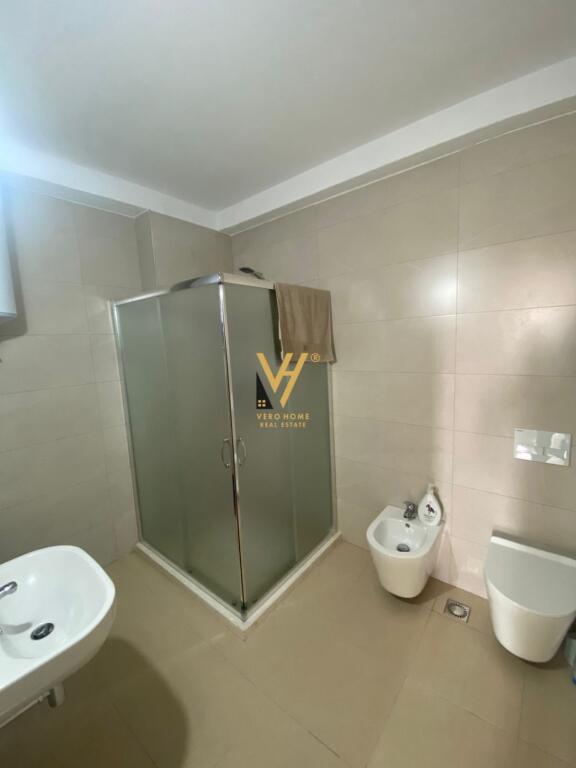 JEPET ZYRE 105 M2 ME QERA TE RRUGA E DIBRES 600 EURO