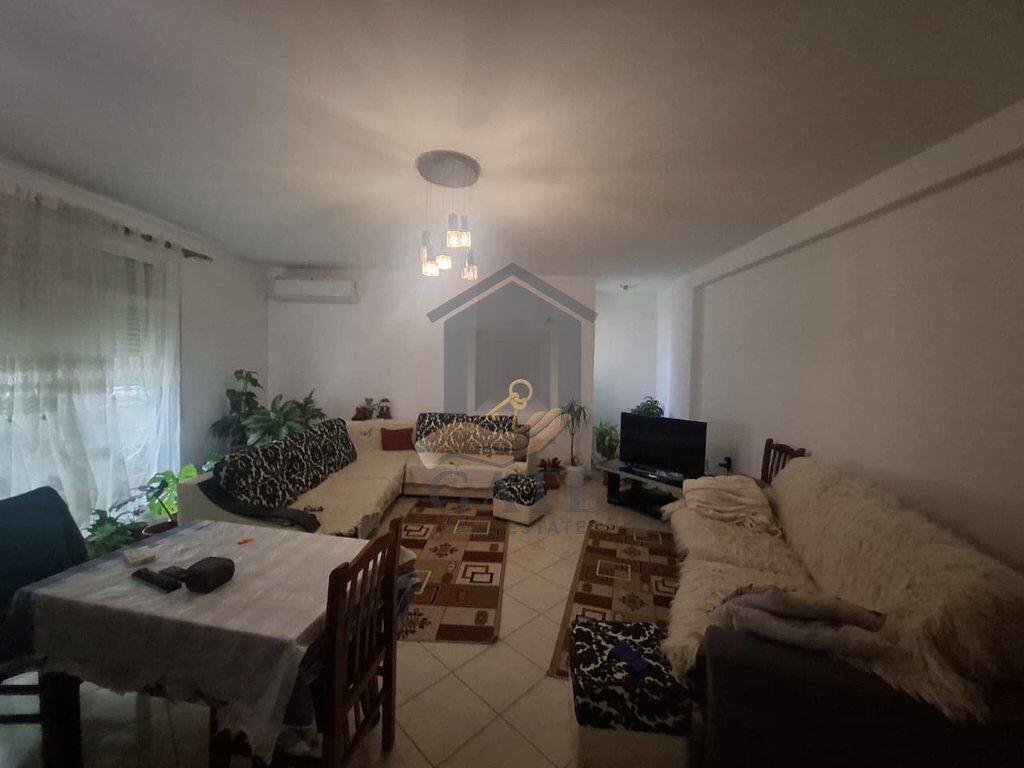 Jepet me qira apartament 2+1, me 2 tualete dhe 2 ballkone – Plazh, Durrës (Vija e parë me detin), kati i 3-të me ashensor
