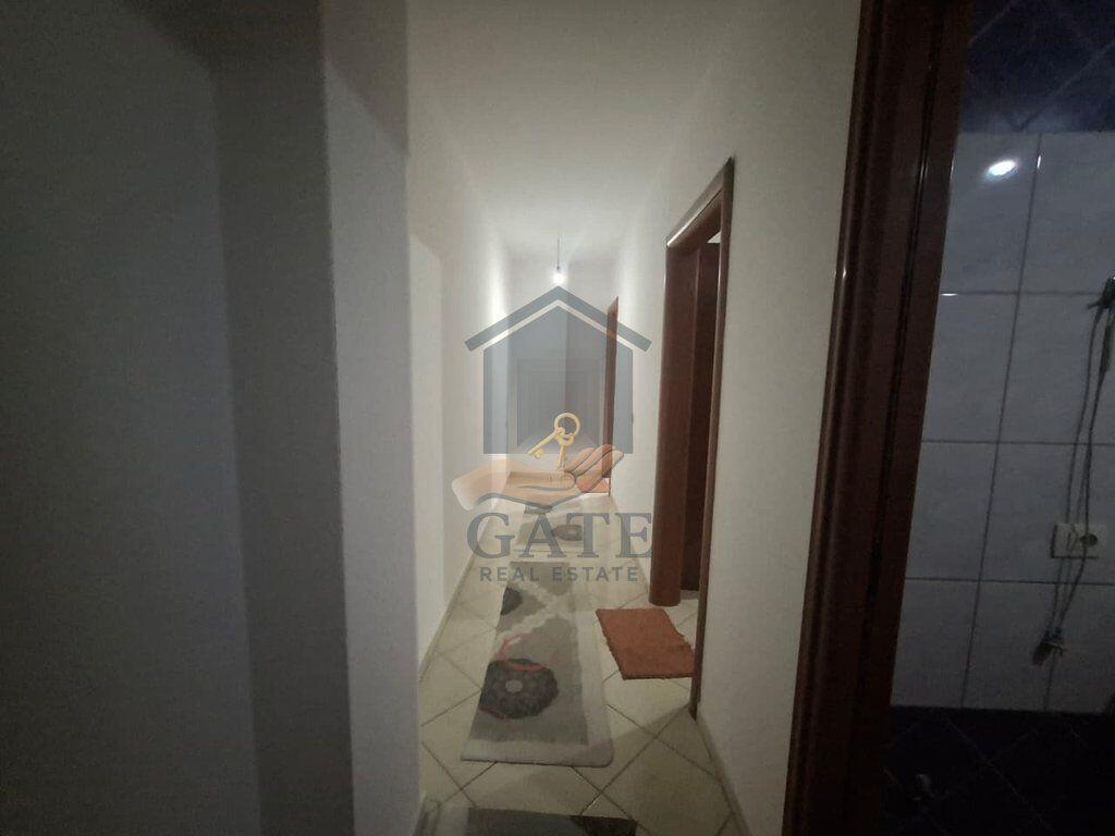 Jepet me qira apartament 2+1, me 2 tualete dhe 2 ballkone – Plazh, Durrës (Vija e parë me detin), kati i 3-të me ashensor
