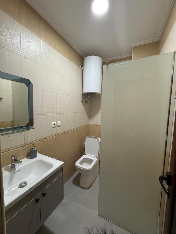 🏢Ne zonen e Komunes se Parisit,prane German Computers jepet me qera apartament 2+1,i mobiluar 60,000Leke