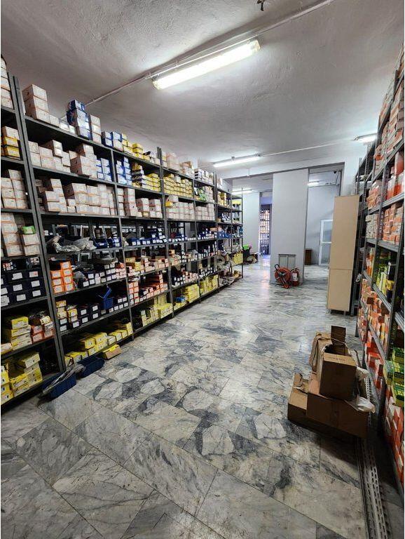 Ambjent biznesi për qera, në Rrugën Kryesore Dritan Hoxha, Laprakë - 187 m²