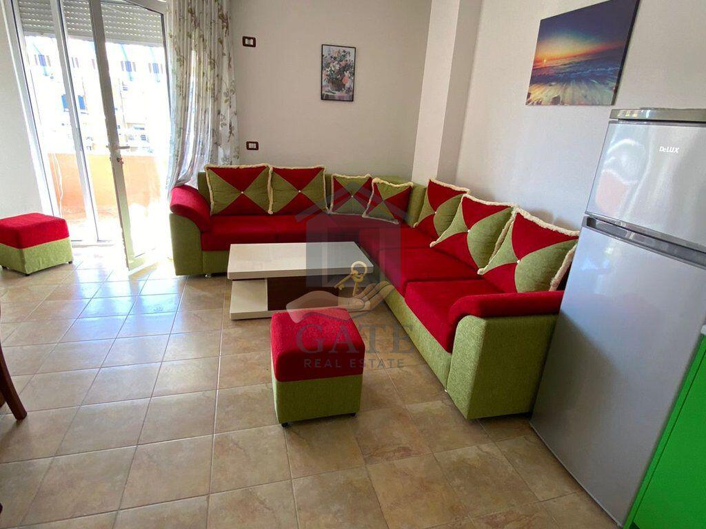 Shitet Apartament 1+1 + Post Parkimi, Zona e Malit te Robit!