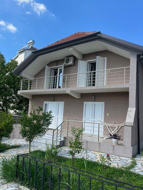 Vilë me qira pranë lagjes Ali Demi