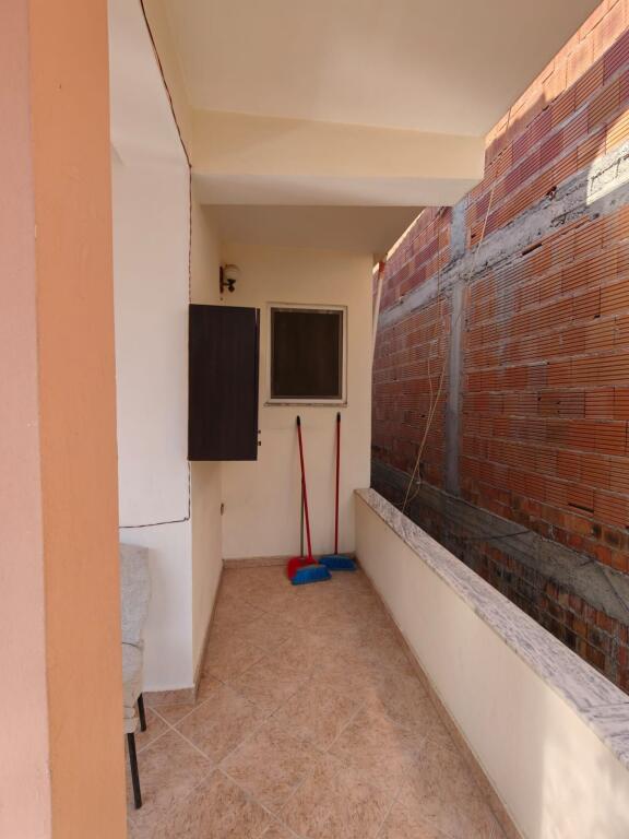 600 € / në muaj me parkim te perfshire