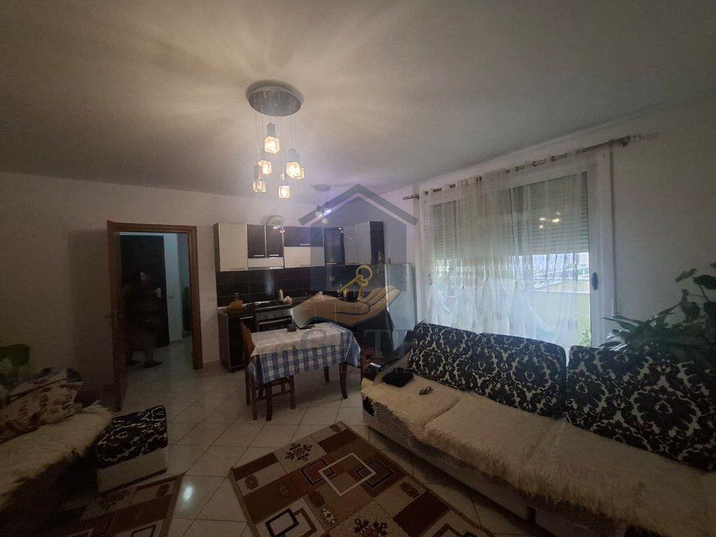 Jepet me qira apartament 2+1, me 2 tualete dhe 2 ballkone – Plazh, Durrës (Vija e parë me detin), kati i 3-të me ashensor