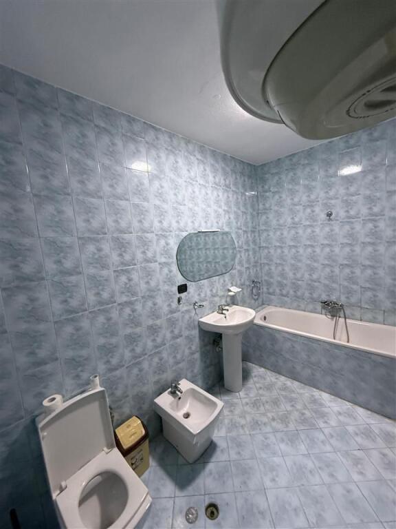 ZYRE ME QERA 165 M2 KOMUNA E PARISIT 1.200 EURO