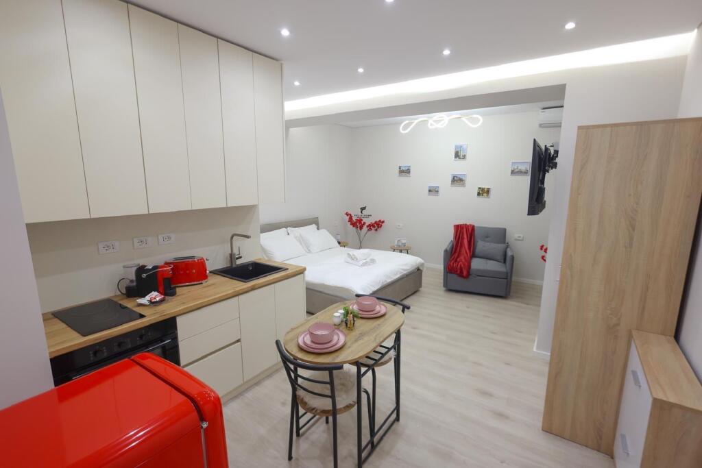 APARTAMENT 1+1 DHE GARSIONERE ME QERA BULEVARDI RI 150.000 LEKE