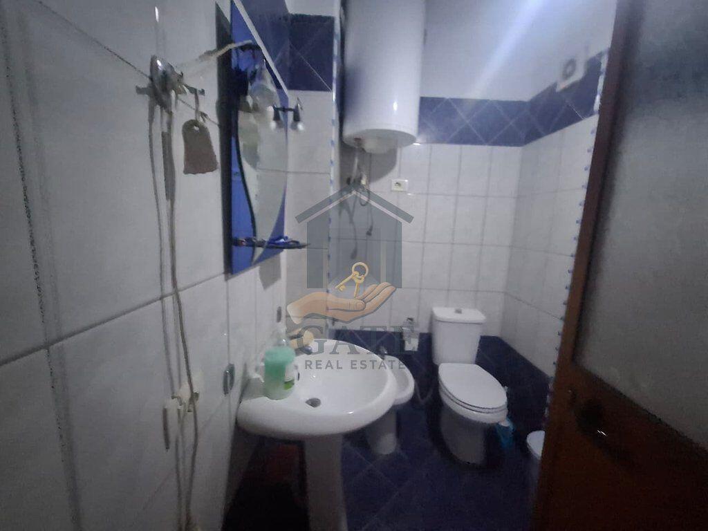 Jepet me qira apartament 2+1, me 2 tualete dhe 2 ballkone – Plazh, Durrës (Vija e parë me detin), kati i 3-të me ashensor