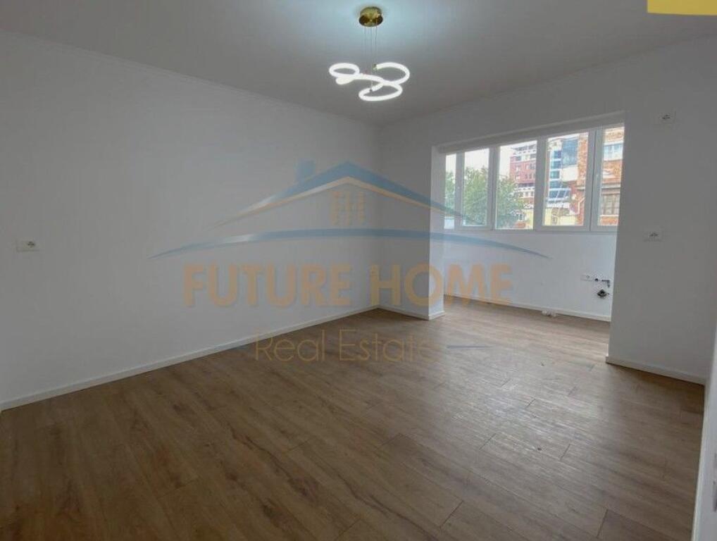 Shitet, Apartament 2+1, 21 Dhjetori (pranë Poliklinikës nr. 9)