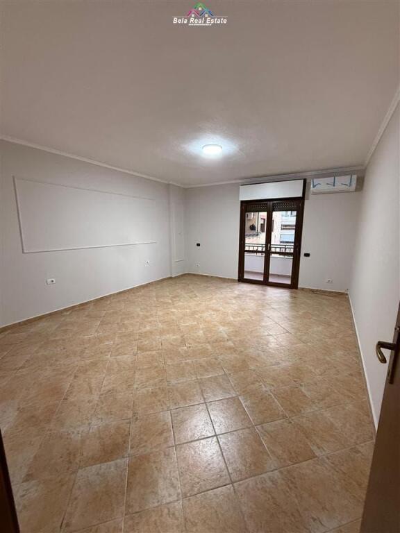 Zyre me Qera Tek Komuna e Parisit (ID BZ2751) Tirane