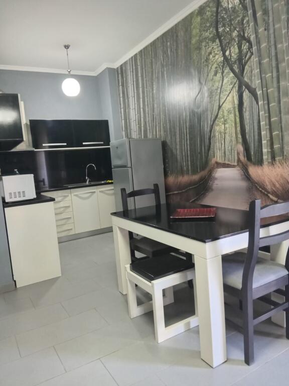 Shitet apartament 1+1 në zonën e Shkëmbit të Kavajës.