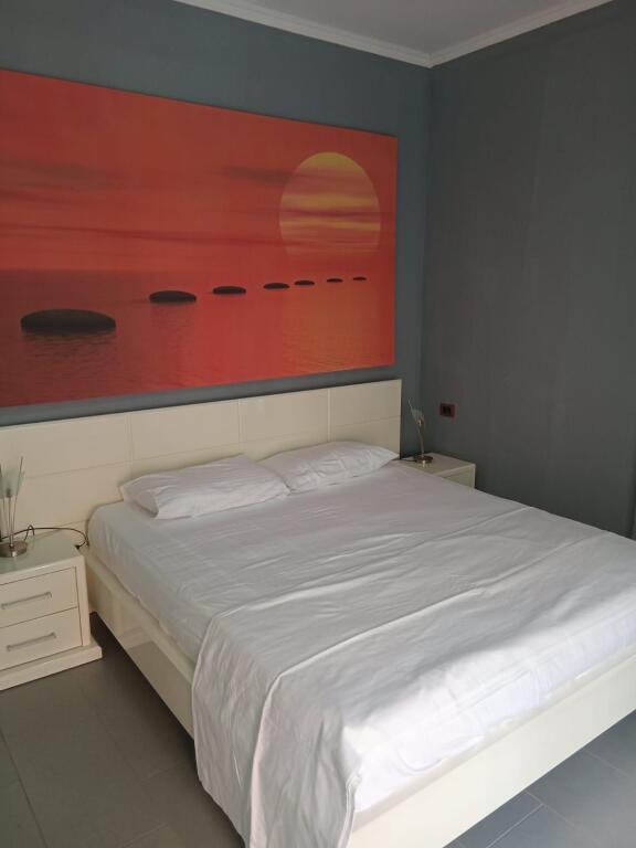 Shitet apartament 1+1 në zonën e Shkëmbit të Kavajës.