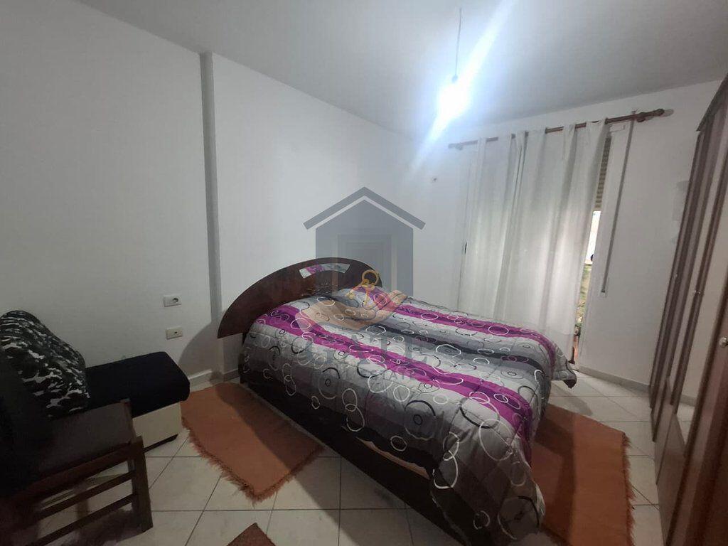 Jepet me qira apartament 2+1, me 2 tualete dhe 2 ballkone – Plazh, Durrës (Vija e parë me detin), kati i 3-të me ashensor
