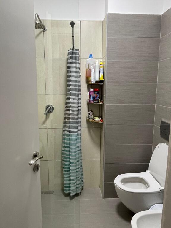 Ne Linze ,prane Restorant 2 Luanet jepet me qera apartament 1+1,i mobiluar.450Euro