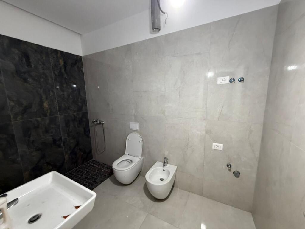 Ambient zyrash per qira tek Garden Building Residence ne rrugen e Kavajes.