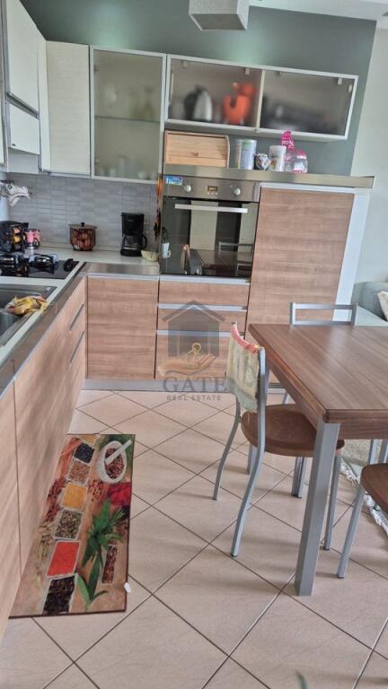 Jepet me qira apartament 1+1, kati i 6-të me ashensor, me pamje fantastike nga deti – Plazh Iliria