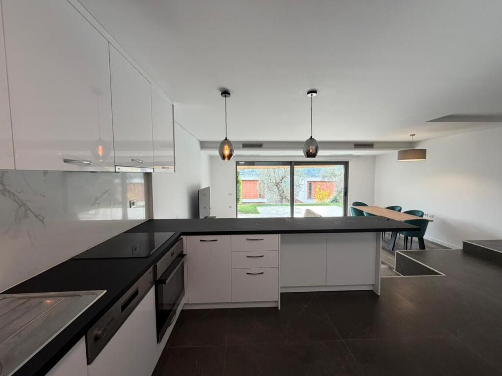 Vile 3-kateshe per qira ne rezidence fare prane TEG