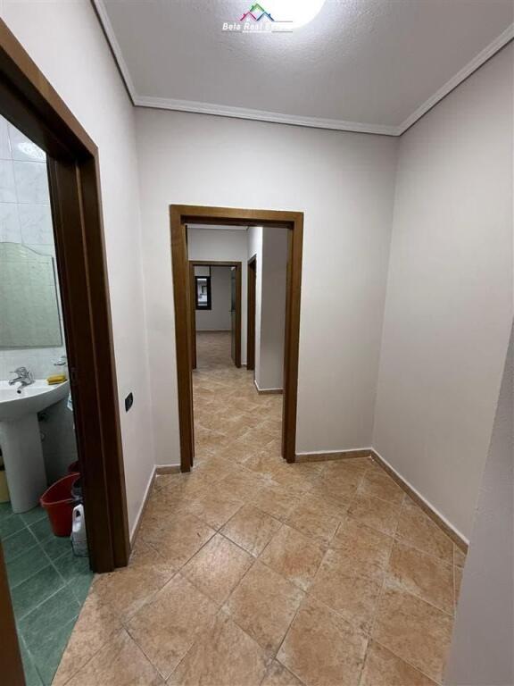 Zyre me Qera Tek Komuna e Parisit (ID BZ2751) Tirane