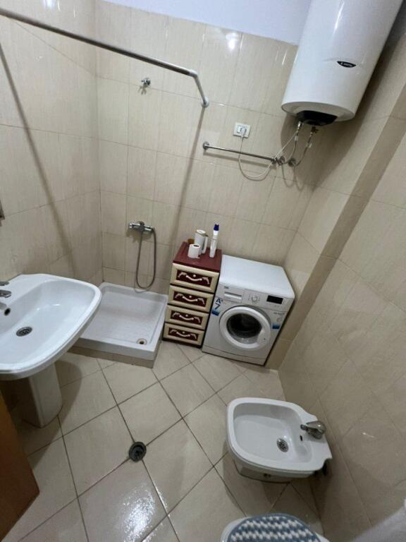 Apartament Me Qera 1+1 Tek Komuna e Parisit (ID B2101356) Tirane​