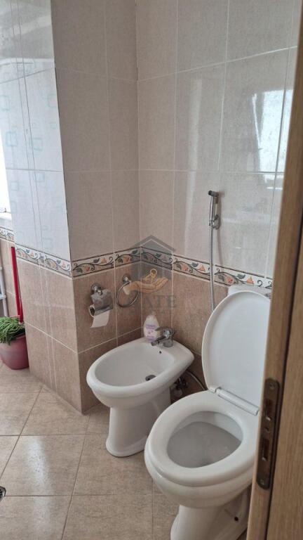 Jepet me qira apartament 1+1, kati i 6-të me ashensor, me pamje fantastike nga deti – Plazh Iliria