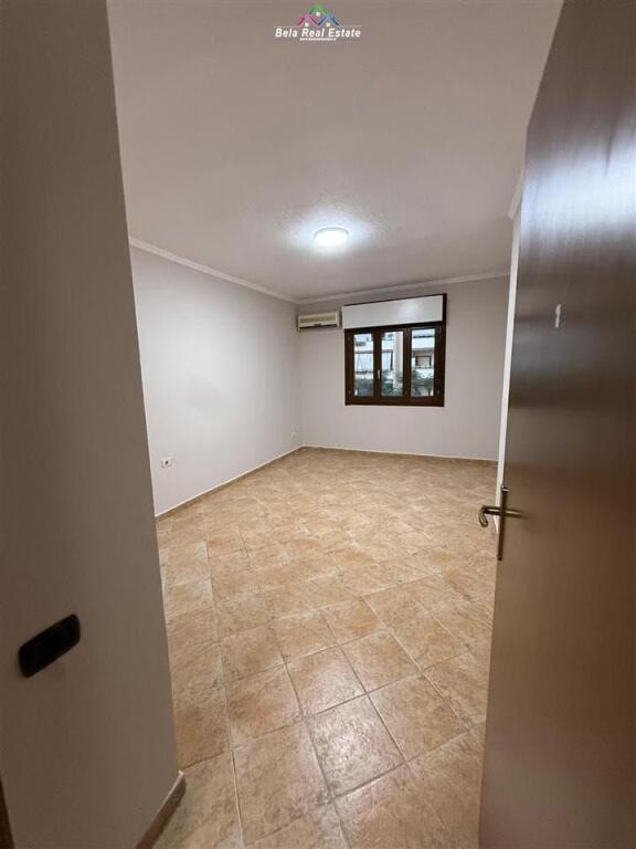 Zyre me Qera Tek Komuna e Parisit (ID BZ2751) Tirane