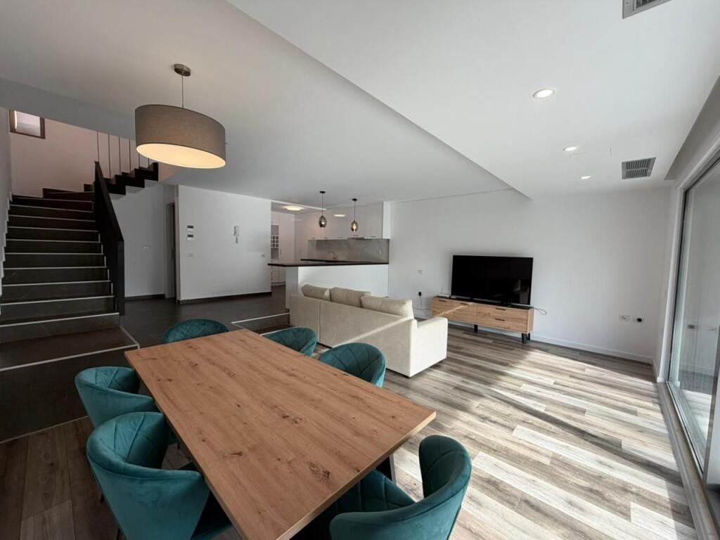 Vile 3-kateshe per qira ne rezidence fare prane TEG