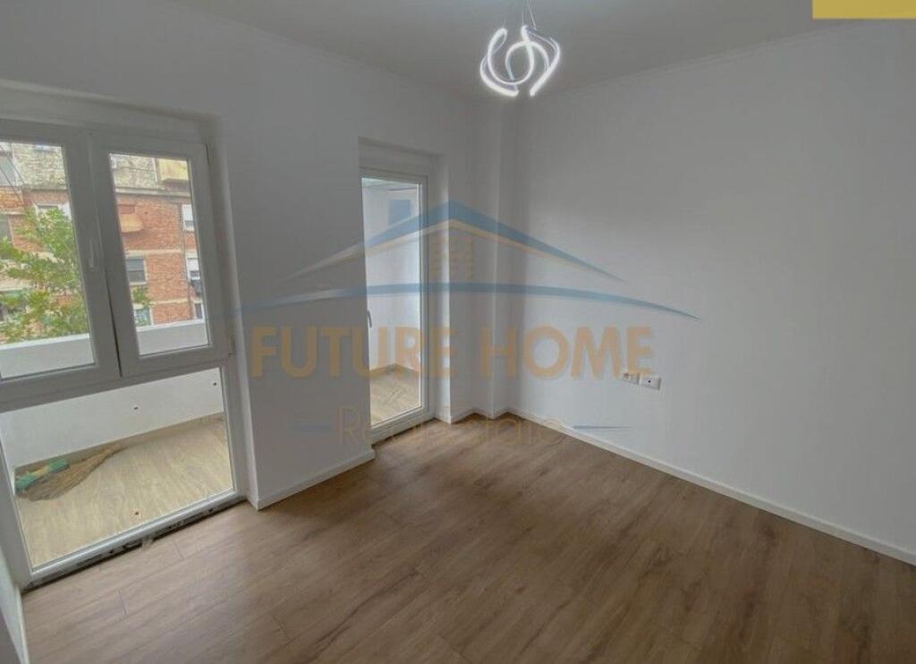 Shitet, Apartament 2+1, 21 Dhjetori (pranë Poliklinikës nr. 9)