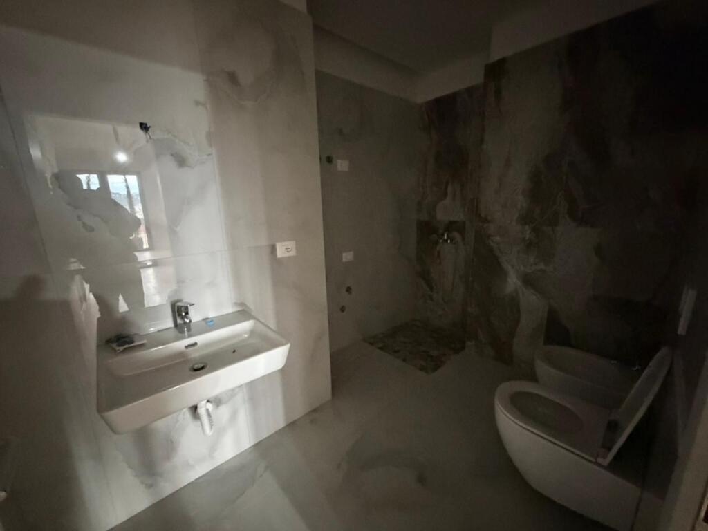 Ambient zyrash per qira tek Garden Building Residence ne rrugen e Kavajes.