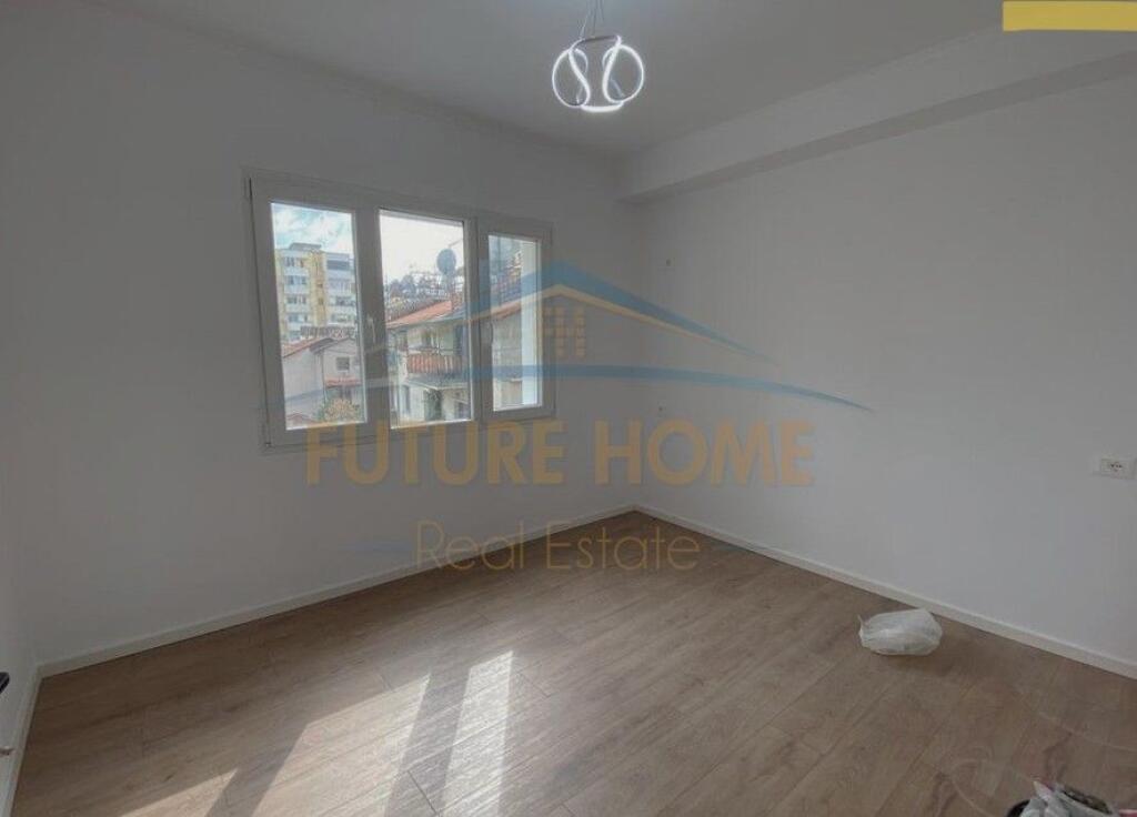 Shitet, Apartament 2+1, 21 Dhjetori (pranë Poliklinikës nr. 9)