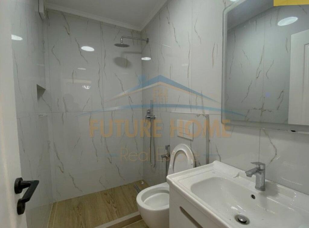 Shitet, Apartament 2+1, 21 Dhjetori (pranë Poliklinikës nr. 9)