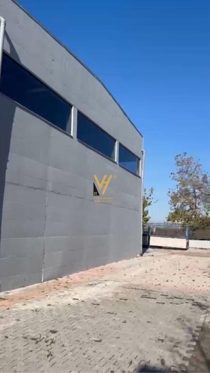 JEPET MAGAZINE 2.500 M2 ME QIRA TE URA E GJOLES, FUSHE KRUJE 3.500 EURO