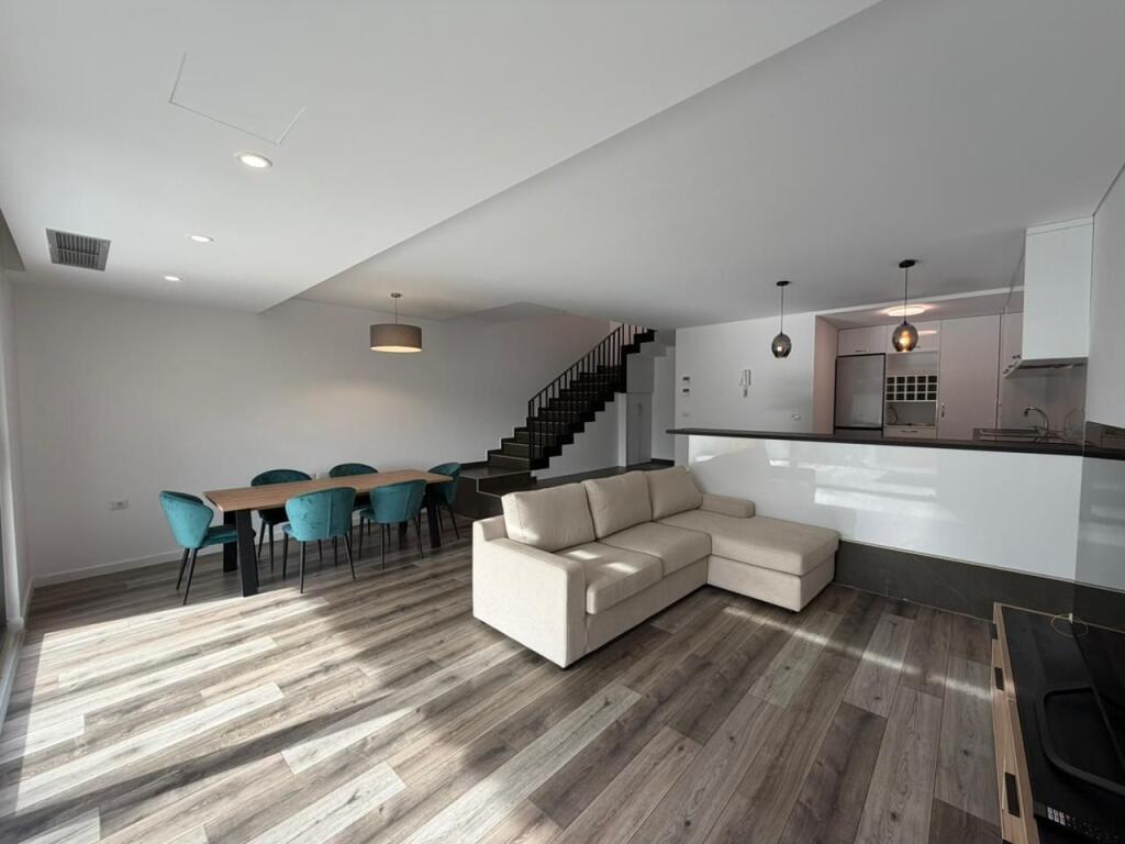 Vile 3-kateshe per qira ne rezidence fare prane TEG