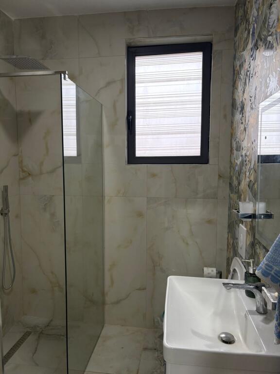 Apartament 2+1 me qira tek Rruga e Barrikadave