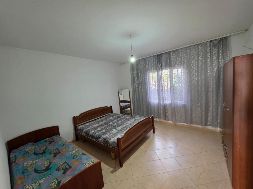 5 Maji Jepet Shtepi 2+1 Me Qera