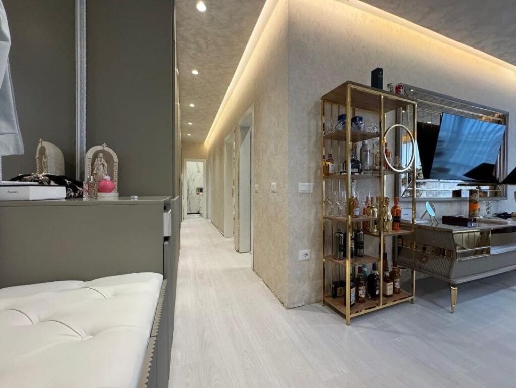 Apartament 2+1 me 2 parkime, Ali Demi, ne shitje