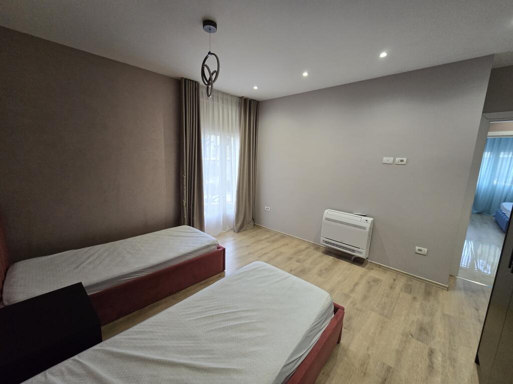 *APARTAMENT 3+1+2+ POST PARKIMI | ME QIRA | LIQENI I FARKËS*