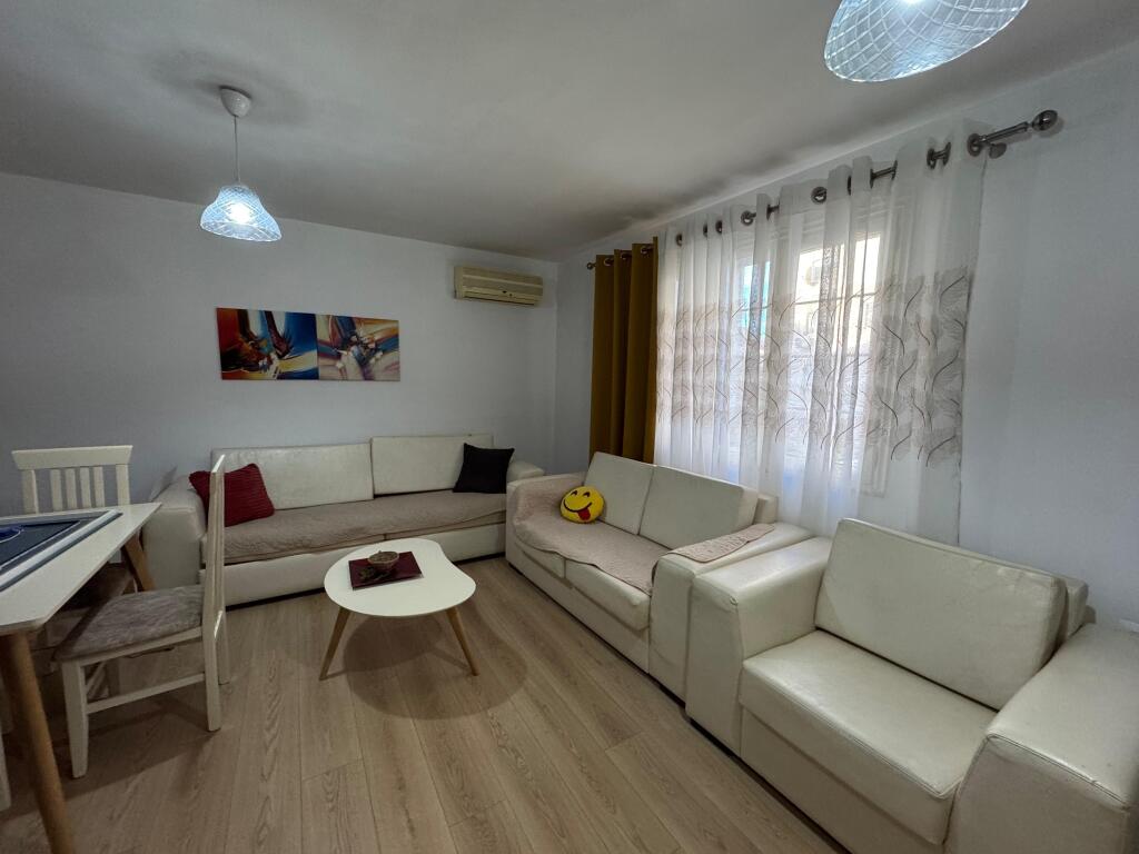 Jepet me qera Apartament 1+1