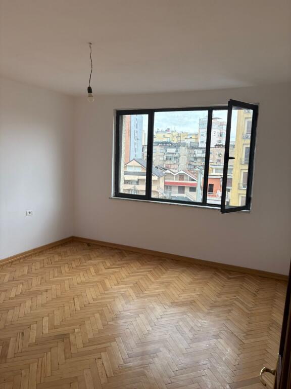 Apartament 2+1 me qira tek Rruga e Barrikadave