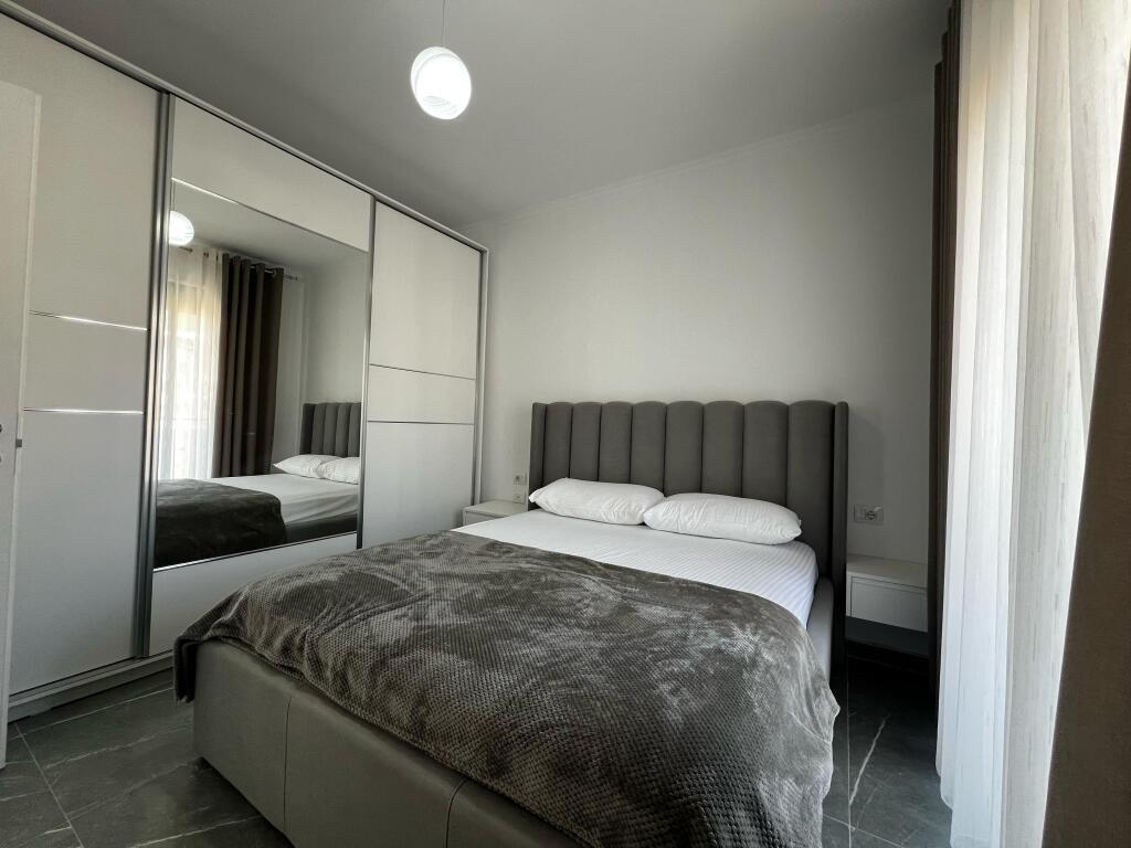 apartament 2+1 me pamje të plotë nga deti për qira afatgjatë Vlorë