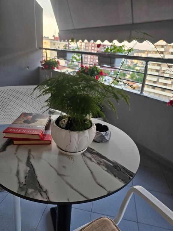 Apartament 1+1 për qira afatgjatë në fillim të Lungomare Vlorë