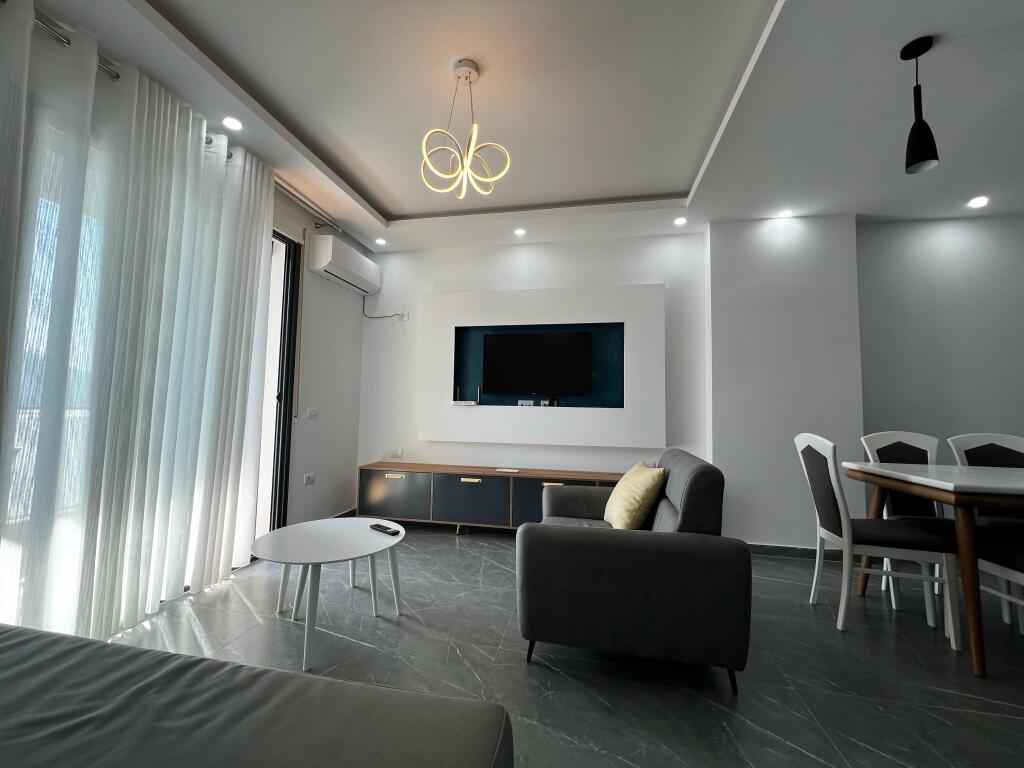 apartament 2+1 me pamje të plotë nga deti për qira afatgjatë Vlorë