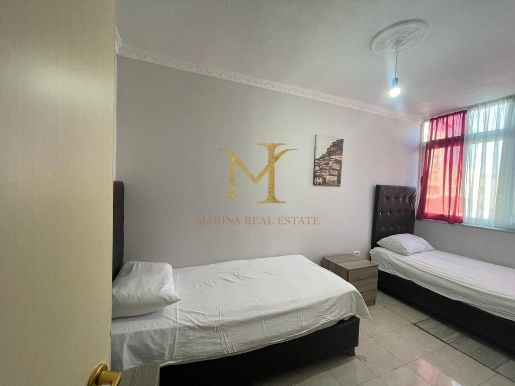 APARTAMENT 3+1 ME QERA NE PLAZH , PRANE SHKOLLES BAJRAM CURRI !!