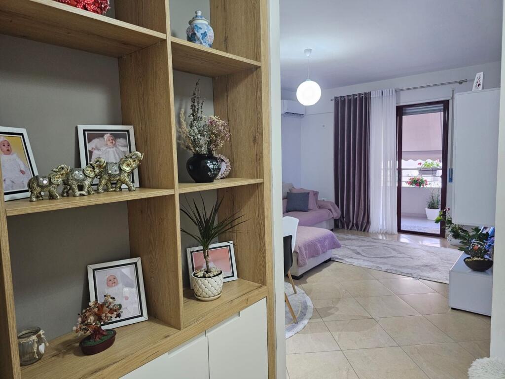 Apartament 1+1 për qira afatgjatë në fillim të Lungomare Vlorë